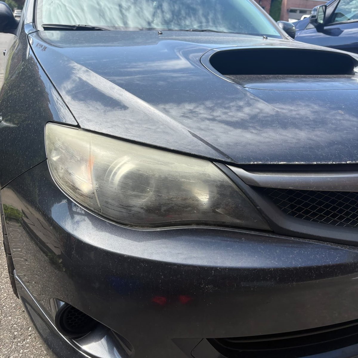 Yellowed oxidized headlight before mobile restoration in the GTA